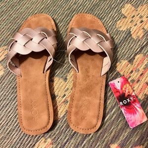 Never worn Roxy sandals size 7